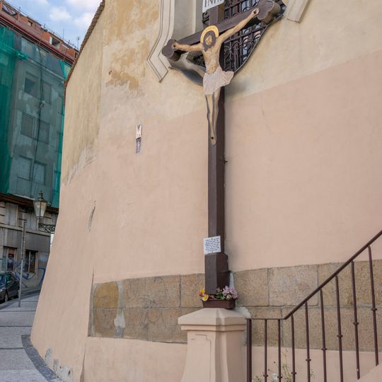 Kříž před kaplí svaté Tekly v ulici Na Slupi v Praze