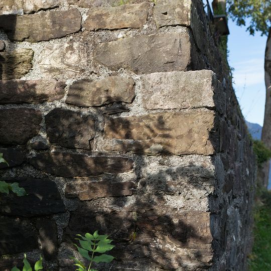Vor dem Wald, römischer Wachtturm