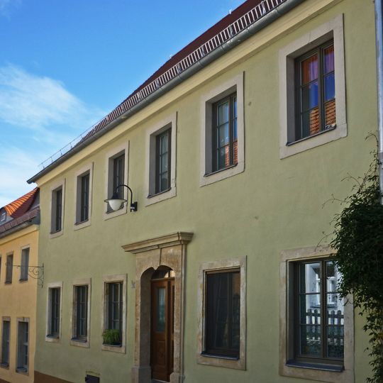 Fassade der westlichen Traufseite als Rest eines ehemaligen Wohnhaus in geschlossener Bebauung Schloßstraße 12
