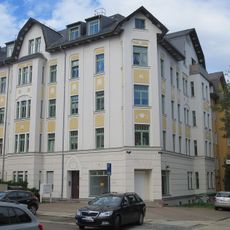 Mietshaus in geschlossener Bebauung in Ecklage mit Vorgarten Walter-Oertel-Straße 56