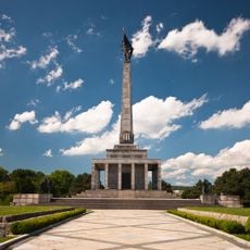 Pamätník Slavín, pamätník s terasou