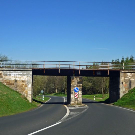 Železniční most přes silnici II/223 v Rusové