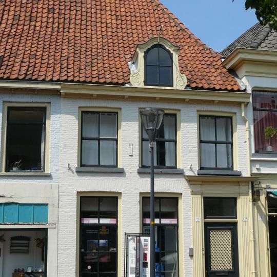 Pand onder een hoog dwars schilddak met het nummer 9