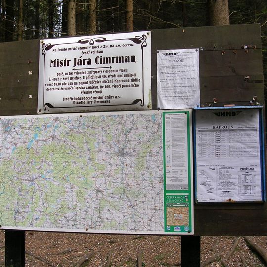 Památník Járy Cimrmana v Kaprounu na železniční zastávce