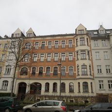 Mietshaus in geschlossener Bebauung mit Laden und Vorgarten Weststraße 113