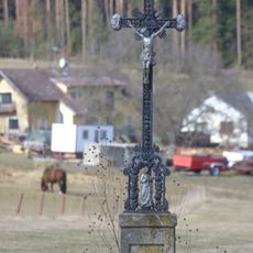 Kříž u silnice jižně od Třísova