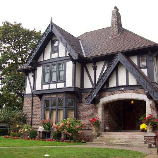 1089 Victoria Avenue