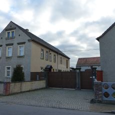 Seitengebäude (Wohnstallhaus), Scheune, Hofeinfahrt und Hofmauer eines Bauernhofes Großenhainer Straße 45
