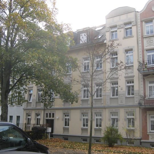 Mietshaus in geschlossener Bebauung mit Vorgarten Albrechtstraße 46