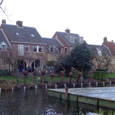 In het pand of op de grens van het erf bevindende stadsmuur(resten)