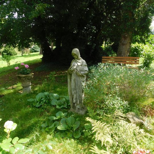 Socha Panny Marie v zahradě tvrze v Tuchorazi