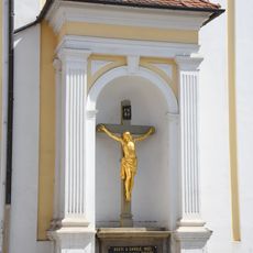 Kříž ve výklenku kostela ve Veverské Bítýšce