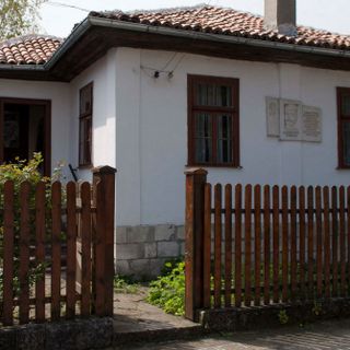 Къща музей на Филип Тотю, Две могили