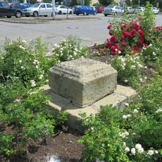 Podstavec kříže nebo sochy v ulici 17.listopadu v Mladé Boleslavi