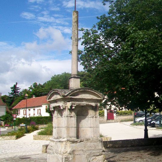 Croix devant l'église Saint-Sulpice de Montsoult