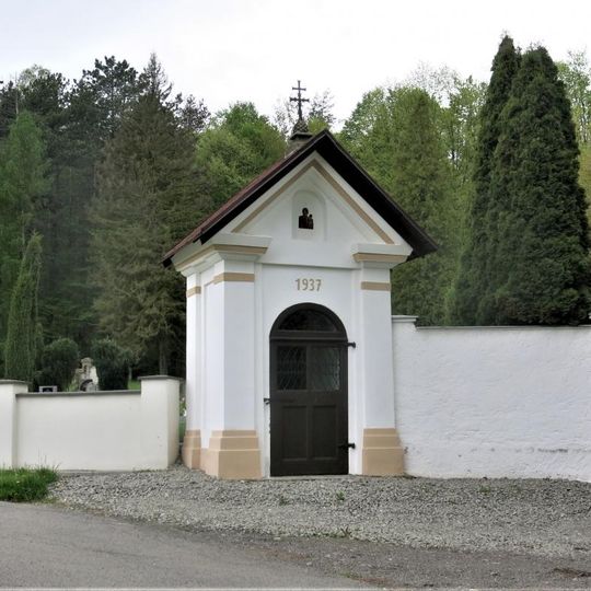 Kaplička u hřbitova ve Velenicích