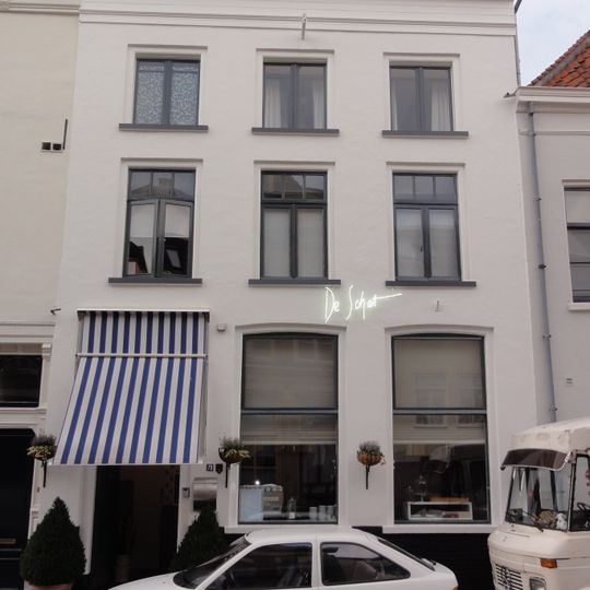 Pand onder schilddak.