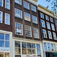 Huis, vanwege de zandstenen onderdelen van de gevelhals