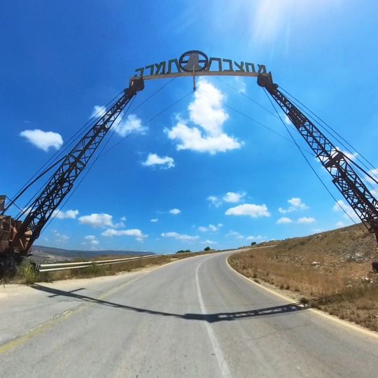 שער משני מנופים ישנים