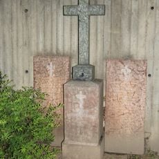 Ondrejský cintorín, náhrobok s krížom a mrežou