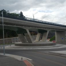 Most železniční trati nad kruhovým objezdem Na Sudech – Na Roudné – Jateční