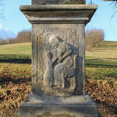 Kříž nad Hněvkovem u rozcestí polních cest