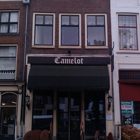 Lijstgevel voor huis met schilddak