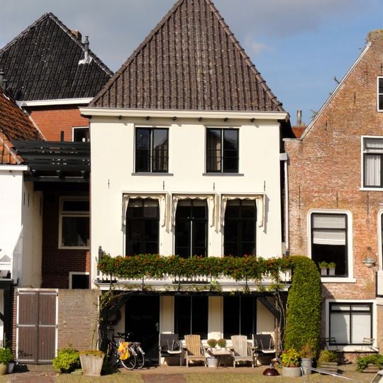 Witgepleisterde achtergevel met balkon aan Turfmarkt