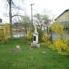 Kříž v Čelistné v zahradě u kaple