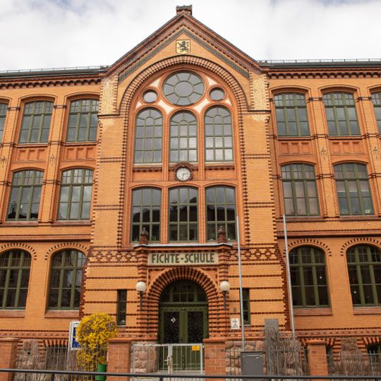 Schulgebäude und Turnhalle in offener Bebauung einschließlich Einfriedung Schulstraße 6