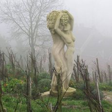 Socha Bohyně Réva na vinici v Kuksu