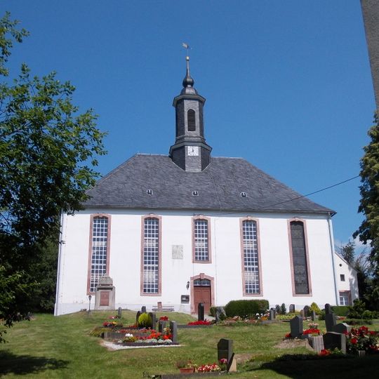 Kirche , Kirchhof mit Einfriedung und Kriegerdenkmal auf dem Kirchhof Talstraße 33