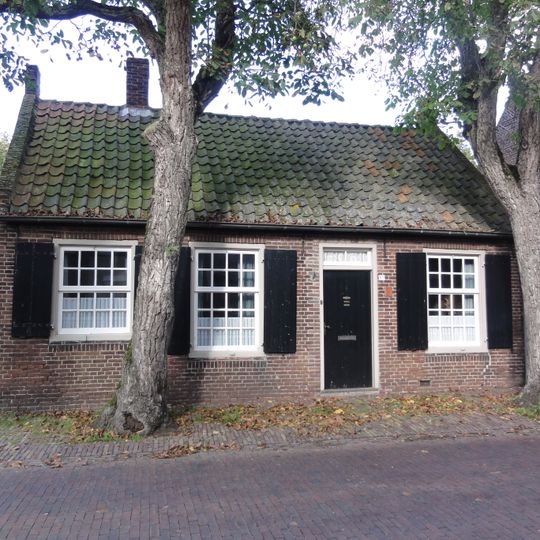 Dorpswoning met dwars zadeldak tussen zij- topgevels