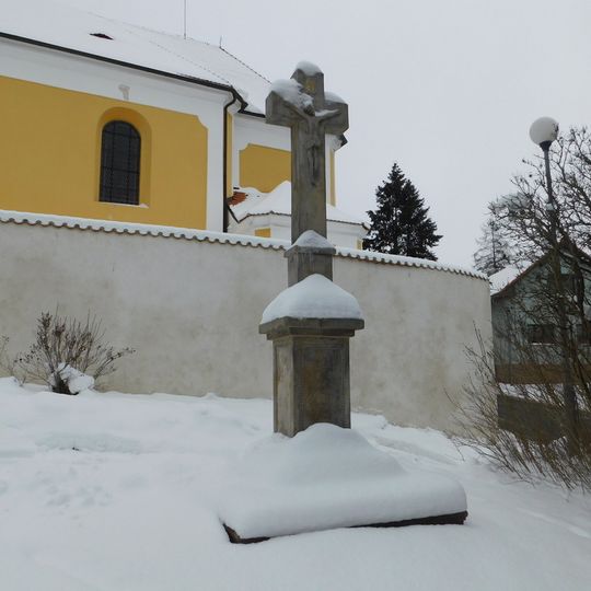 Kříž u kostela v Konojedech