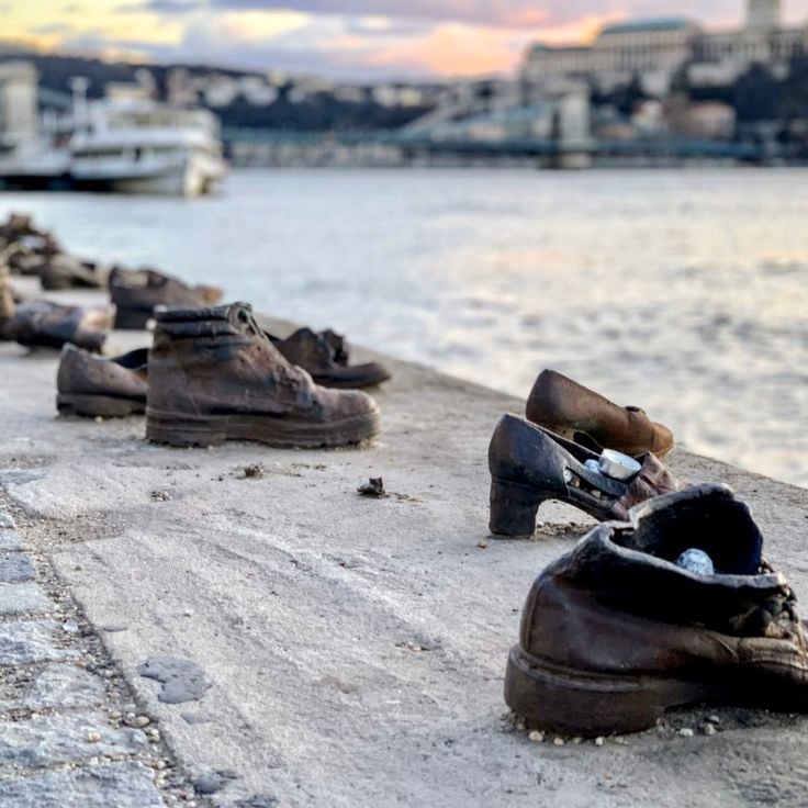 Os Sapatos na margem do Danúbio