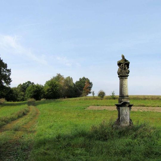 Sloup Nejsvětější Trojice východně od Hněvkova