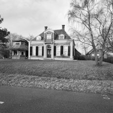 Herenboerderij in eclectische stijl, ouderwoning in de vorm van een Chinees paviljoen