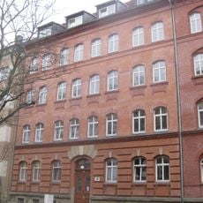 Mietshaus in geschlossener Bebauung mit Vorgarten Klarastraße 42