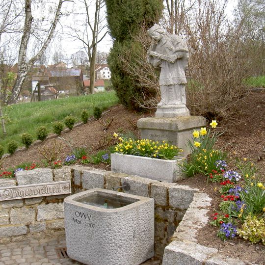 Steinerne Brunnenfigur hl. Johannes von Nepomuk