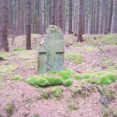 Křížový kámen v lese nad Starým Sedlem u prudkého svahu