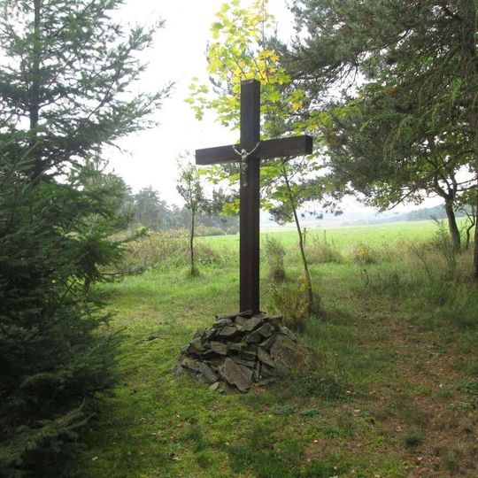 Kříž západně od Jezerců u dráhy