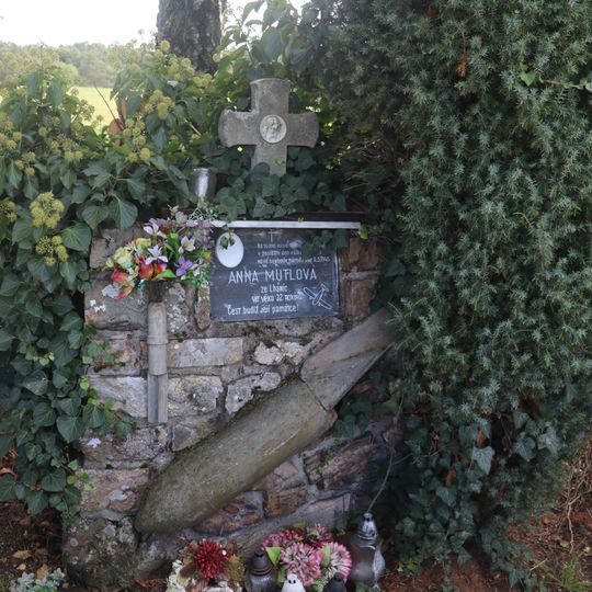 Kříž v poli jižně od Lhánic