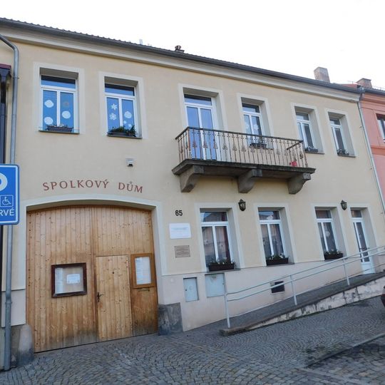 Pamětní deska Anny a Kamila Roškotových na Spolkovém domě ve Vlašimi