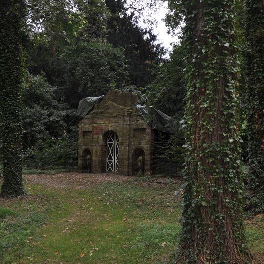 Het Huys ten Donck: ruine in park