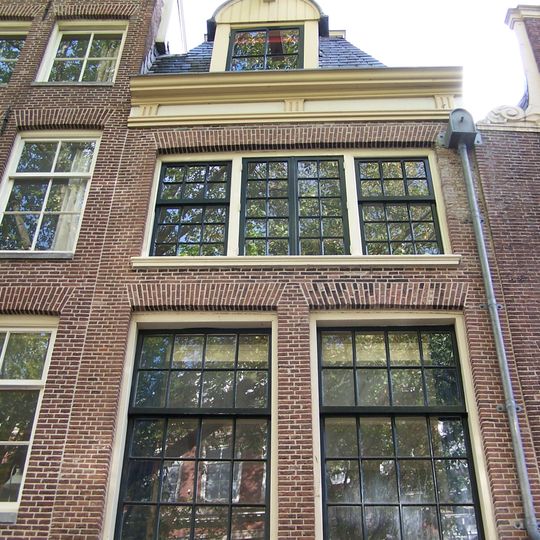 Huis met gevel onder rechte lijst