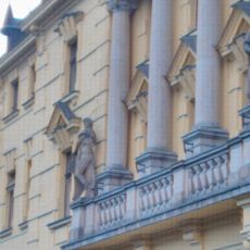 Sochy na průčelí Městského soudu na Karlově náměstí