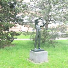 Socha Mládí před školou v Tyršově ulici v Bystřici nad Pernštejnem