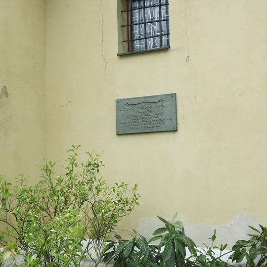 Pamětní deska varhaníka Holana Rovenského na kostele v Rovensku pod Troskami