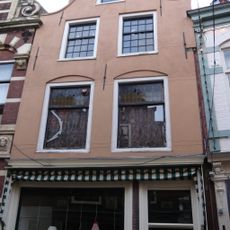 Pand met klokgevel, roze gecementeerd