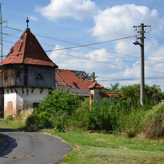 Historický holubník ve dvoře statku v Malých Krhovicích
